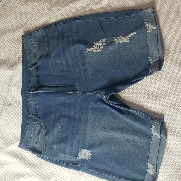 SHEIN CURVE JEAN SHORTS SIZE 3X IN BLUE FRAYED FRONT AND HEM - Picture 1 of 8